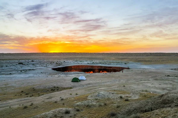 Darvaza Gas Crater Pit Due Tende Mozzafiato All Alba — Foto Stock
