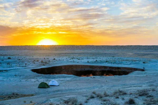 Darvaza Gas Crater Pit Breathtaking Two Tents Sunrise — Stock Photo, Image