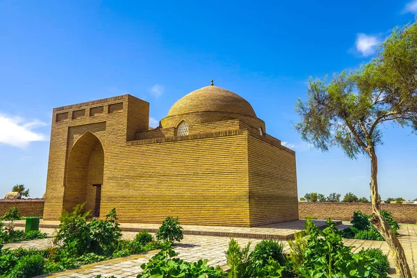Konye Urgenç küçük Türbesi görünümü ile mavi gökyüzü arka plan