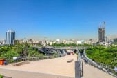 Tehran ab-o-atash park mit blick auf tabiat brücke und hochhäuser