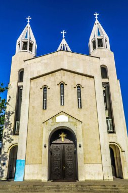 Tehran Saint Sarkis Ermeni Apostolik katedral önden görünüm üç haç ile çan kulelerinin üzerinde