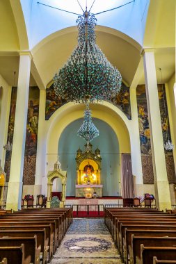 Tehran Saint Sarkis Ermeni Apostolik katedral iç avize sunak bankların oturan ile bakış