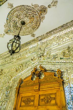 Tahran Gülistan Sarayı Talar-e Brelian parlak Hall aynalar ile tavan ve avizeler
