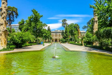 Tahran: Golestan Palace Talar-e Salam Resepsiyon Salonu Frontal View Point Bahçe gölet ve Çeşme
