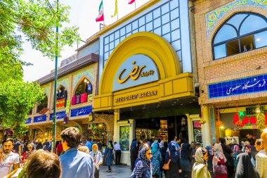Tehran Grand Reza büyük ın Bazaarı Pandzah-e Khordad Steet Promenade insanlarla