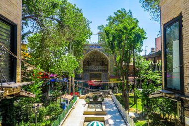 İnsanlar ile Tahran Grand ın Bazaarı şah Camii giriş kapısı