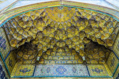 Tahran Grand ın Bazaarı şah Camii giriş kapısı sarı renkli Muqarna Ahoopay petek sarkıt atlama