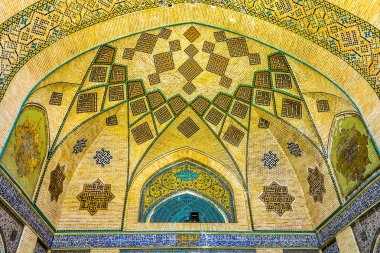 Tahran Grand ın Bazaarı şah Camii sarı renkli medrese Portal Gate insanlarla
