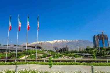 Elbruz Dağı Tochal ve dört İranlı dalgalanan bayrakları Tahran Ab-o Atash Park kar manzaralı şapkalı