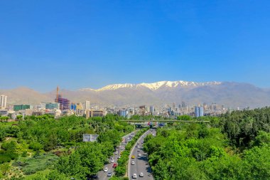 Elbruz Dağı Tochal ve yüksek trafik otoyol Tahran Ab-o Atash Park kar manzaralı şapkalı
