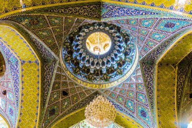 Kum Imam hasan Asgari Camii mavi çini tavan iç dua salon kubbe görünümü ile avizeler