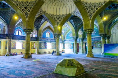 Kum Imam hasan Asgari Camii mavi çini tavan iç dua salon görünümü ile avizeler