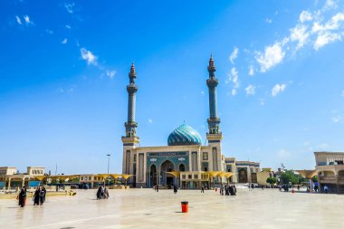 Kum Imam hasan Asgari Camii Meydanı yaz yan bakış