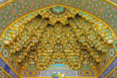 Qom Fatima Masumeh türbe tantanasını sarı renkli Muqarna Ahoopay petek sarkıt atlama
