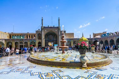 Qom Fatima Masumeh Shrine medrese görünümü Çeşme ve kalabalık ile