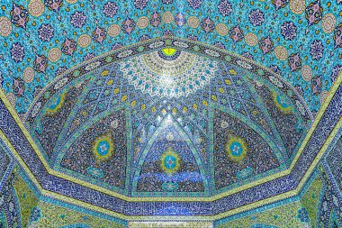 Qom Azam Camii yan görünüm mavi çinileri ile tavan süs eşyaları