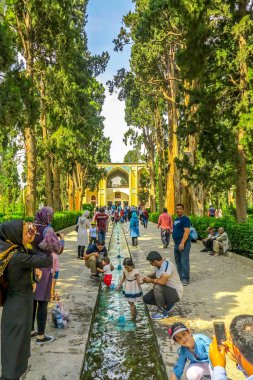 Kaşan Bagh-e Fin Bahçe önde gelen satırları kanal ön görünümü ile kalabalık ve Kushak