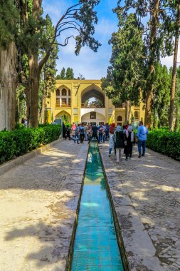 Kaşan Bagh-e Fin Bahçe önde gelen satırları kanal ön görünümü ile kalabalık ve Kushak
