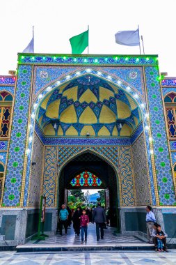 Kaşan Imamzadeh Hilal Ibn Ali Shrine giriş kapısı görünümüyle sarı mavi döşer tavan