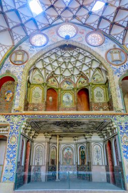 Kaşan Boroujerd tarihi evi süsler ve Muqarna Ahoopay petek sarkıt atlama