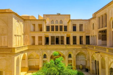 Kaşan Boroujerd tarihi evi Courtyard cephe arkadan görünüm