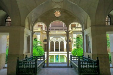 Kaşan Boroujerd tarihi evi Courtyard cephe arkadan görünüm ile Çeşme gölet