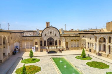 Kaşan Tabatabaee tarihi ev avlu yan görünüm noktası çeşme gölet ile