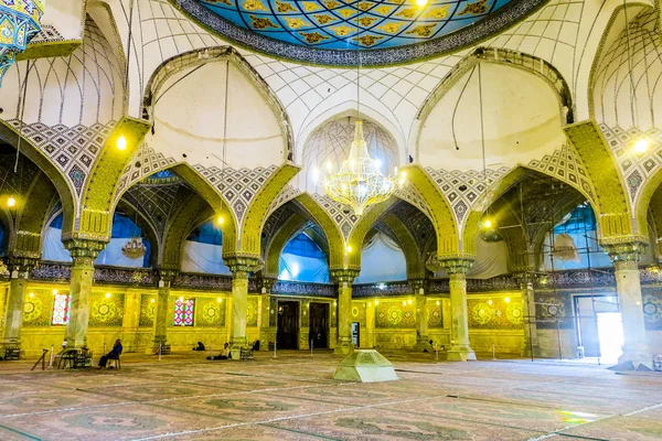 Kum Imam hasan Asgari Camii mavi çini tavan iç dua salon görünümü ile avizeler