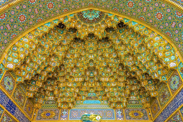 Santuário Qom Fátima Masumeh Com Muqarna Amarelo Colorido Ahoopay Honeycomb — Fotografia de Stock