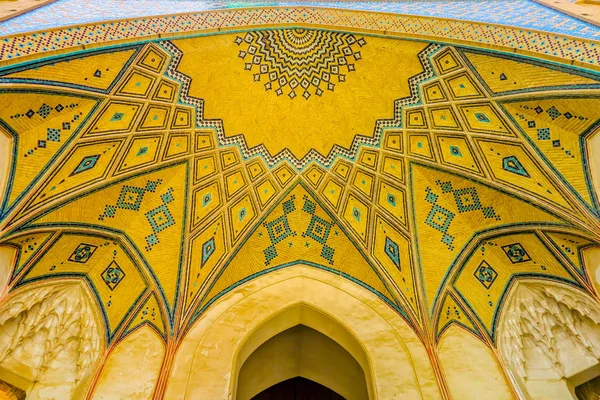 Kashan Agha Bozorg Moschea Giallo Mattonelle Colorate Porta Del Soffitto — Foto Stock