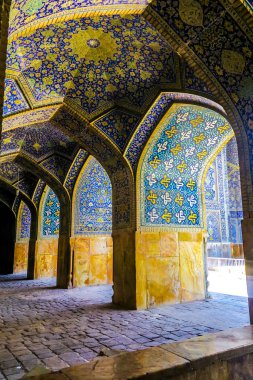 Isfahan Mescidi-e Jadid-e Abbasi şah büyük Royal Camii yay ayağı ile mavi çini süsleme kemerli
