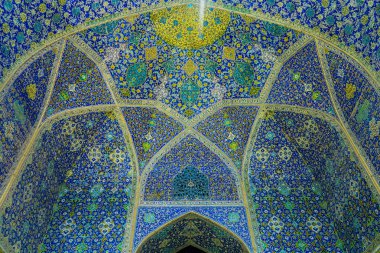 Isfahan Mescidi-e Jadid-e Abbasi şah büyük Royal Camii Iwan tavan ile mavi çini süsleme