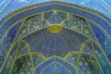 Isfahan Mescidi-e Jadid-e Abbasi şah büyük Royal Camii Iwan tavan ile mavi çini süsleme