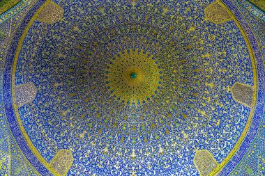 Isfahan Mescidi-e Jadid-e Abbasi şah büyük Royal Camii tavan ile mavi çini süsleme