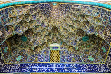 Isfahan Şeyh Lütfullah Camii ana kapısı giriş Muqarna Ahoopay petek sarkıt atlama