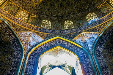 Isfahan Şeyh Lütfullah Camii sarı mavi çini süsleme kapısı ve tavan