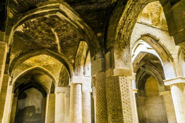 Isfahan Mescidi-e Jameh Camii eski tuğla sütunlar ve tavan