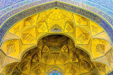 Isfahan Mescidi-e Jameh Camii sarı süsleme Muqarna Ahoopay petek sarkıt atlama döşer