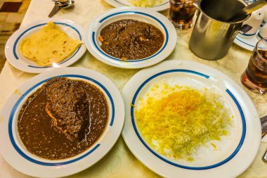 Safran pirinç ile İran Isfahan yahni-e Fesenjan nar ceviz sosu mutfağı