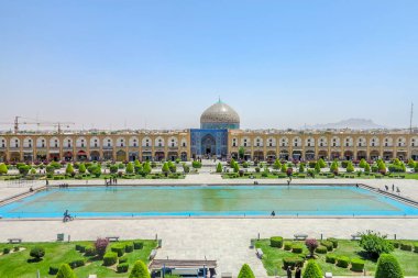 Isfahan Şeyh Lütfullah Camii gölet ve Ali Qapu Kraliyet Sarayı görünümünden Nakş-ı Cihan Meydanı