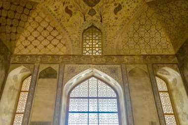 Isfahan Ali Qapu Kraliyet Sarayı yay Windows kemerli