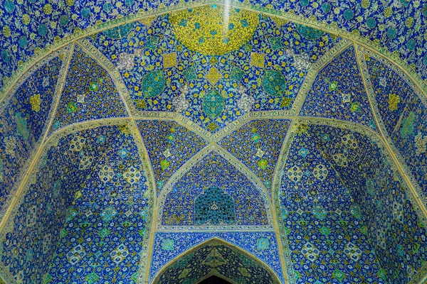 Isfahan Mescidi-e Jadid-e Abbasi şah büyük Royal Camii Iwan tavan ile mavi çini süsleme
