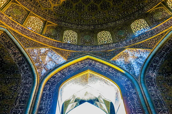 イスファハン シェイク Lotfollah モスク青 黄色のタイルの飾り門と天井 — ストック写真
