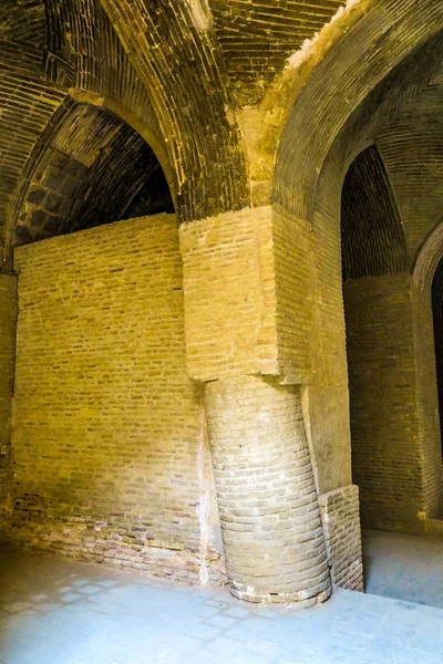 Isfahan Masjed Jameh Mezquita Dramáticamente Inclinada Pilares Ladrillo Viejo Techo — Foto de Stock