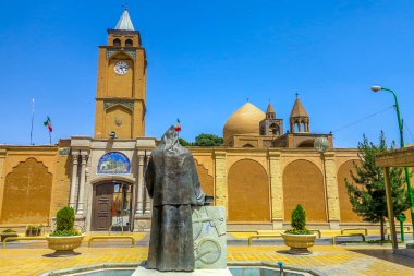 Isfahan Ermeni Apostolik kutsal Savior Vank Katedrali Başpiskopos Khachatur Kesaratsi heykeli ve ana kapısı girişi