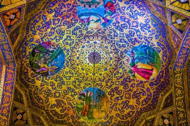 Isfahan Ermeni Apostolik kutsal Savior Vank Katedrali melek simgeleri altın mavi çini süsleme tavan