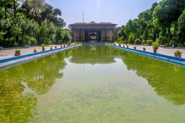 Isfahan Bagh-e Çehel Sotoun kırk sütunları Palace ana görünümü noktasıyla gölet