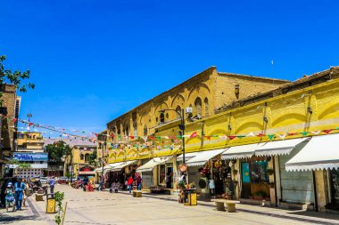 Shiraz Vakil ın Bazaarı Hediyelik eşya mağazaları ve mavi gökyüzü arka plan ile mağazalar