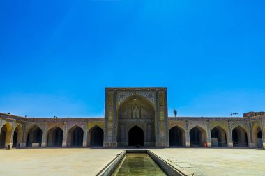 Iwan ve havuzu Shiraz Vakil cami medrese mavi çini süsleme