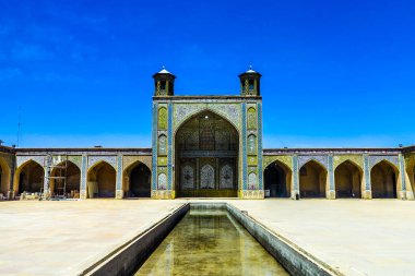 Shiraz Vakil cami medrese mavi çini Iwan ve havuzu iki minare kule ile süsleme